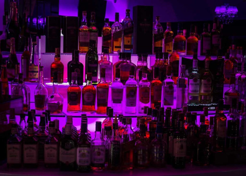 Lokal bar półki szklane podświetlane