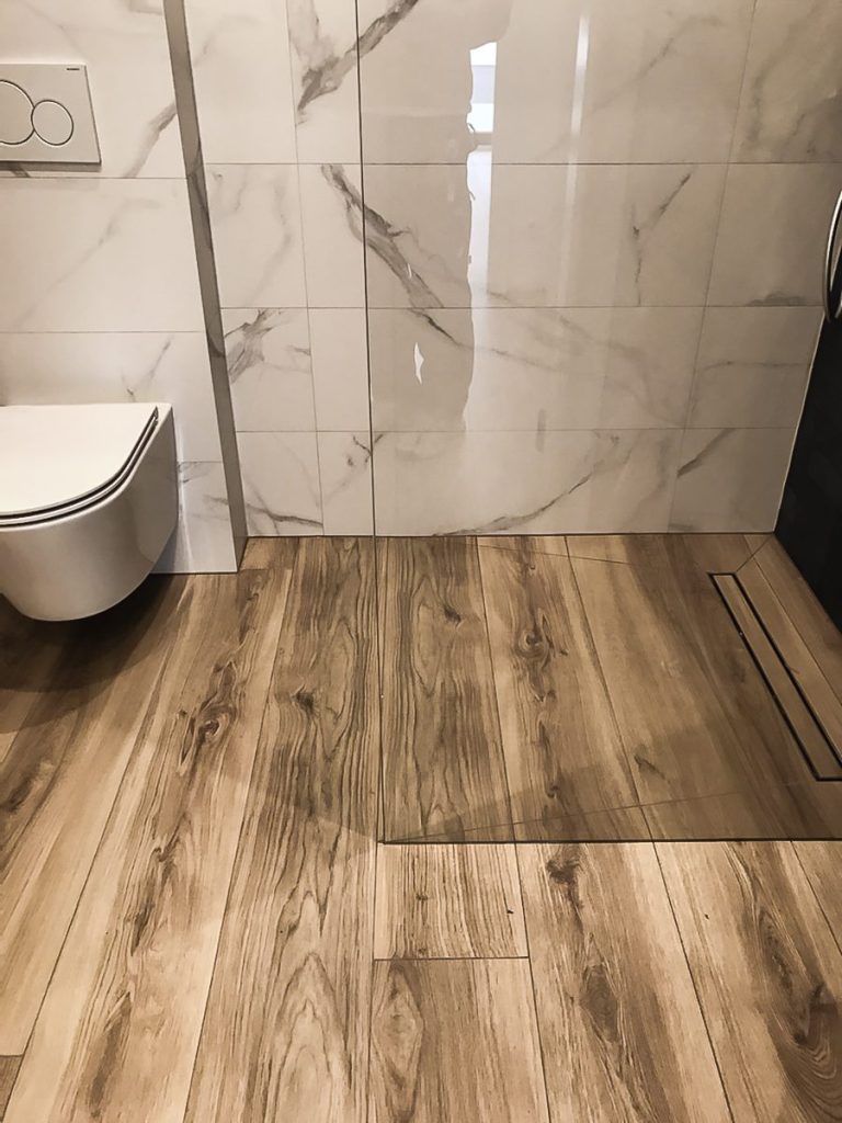 Kabina walk-in marmur odpływ liniowy